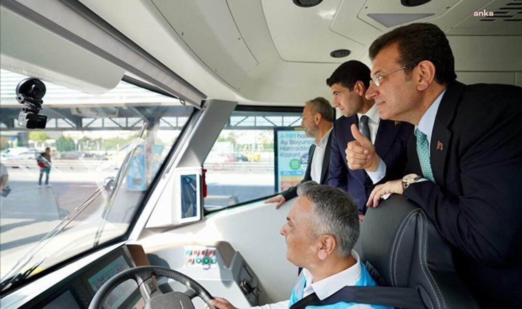 Ekrem İmamoğlu elektrikli metrobüsün test sürüşüne katıldı