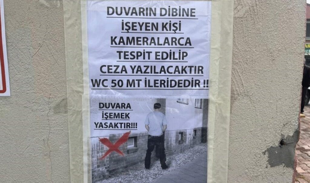 Esnaftan afişli tepki: ‘Duvara tuvaletini yapmak yasak!’