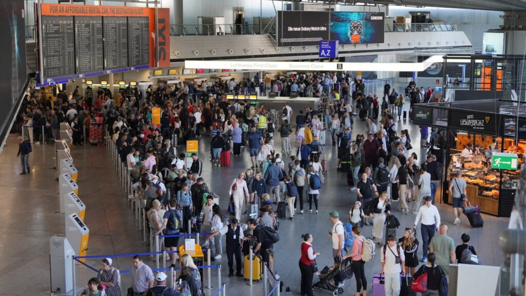 Frankfurt Havalimanı’nda 120 uçuş iptal edildi