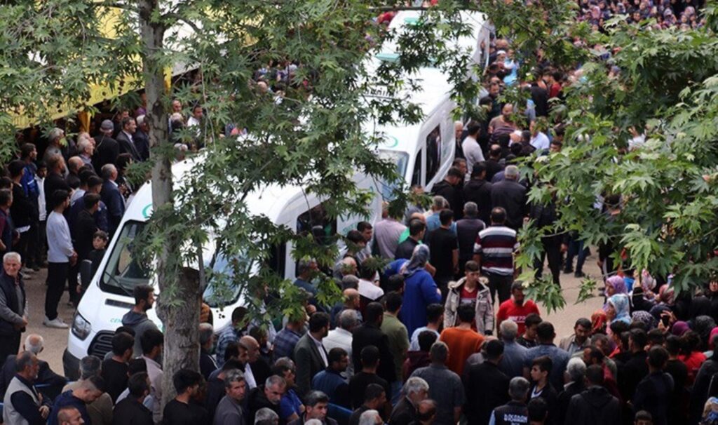 Gaziantep’teki kazada ölen 9 kişi, yan yana toprağa verildi