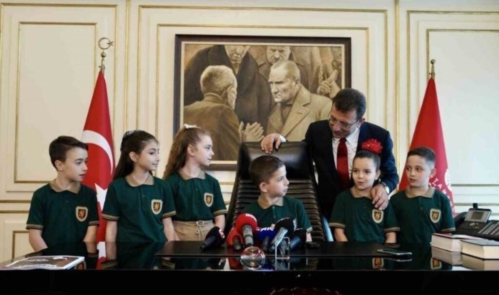 İBB Başkanı İmamoğlu, 23 Nisan kutlamaları kapsamında çocukları ağırladı: ‘Başkanlık koltuğu millete aittir’