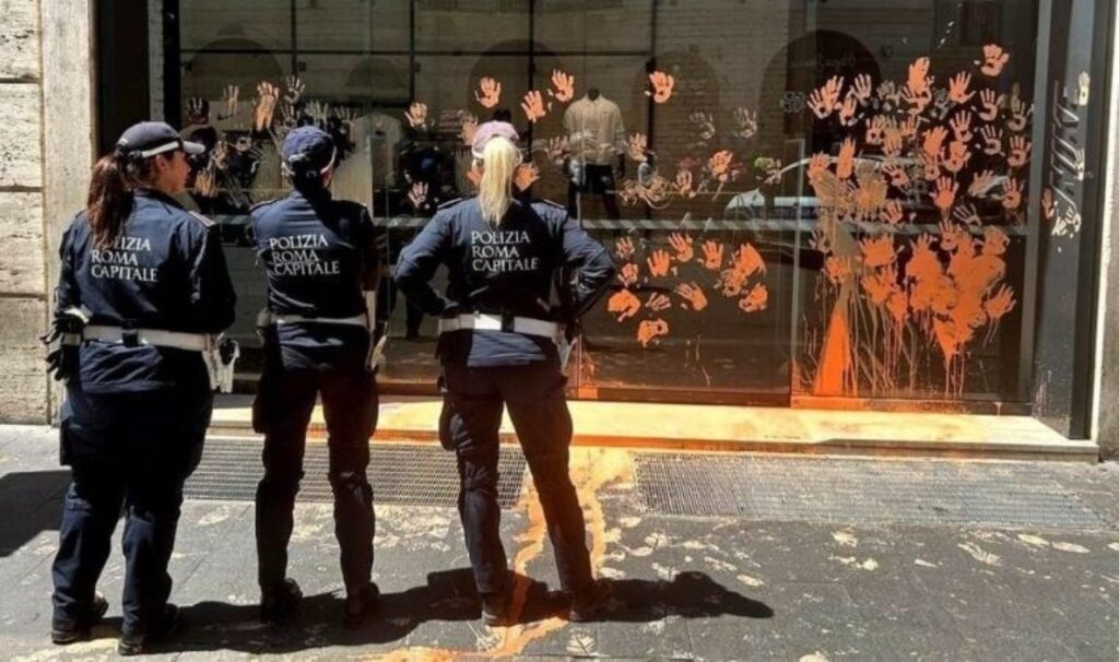 İtalya’da iklim aktivistleri, lüks giyim mağazalarını boya dökerek protesto etti