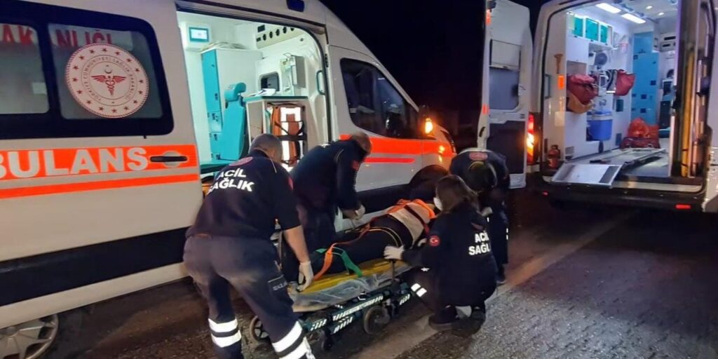 Kazaya müdahale eden sağlıkçılara araba çarptı