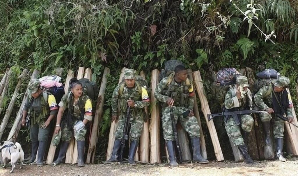Kolombiya’da eski FARC üyelerine operasyon: 15 ölü