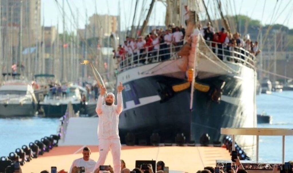 Olimpiyat ateşi 2024 Paris Olimpiyatları için Fransa’ya ulaştı
