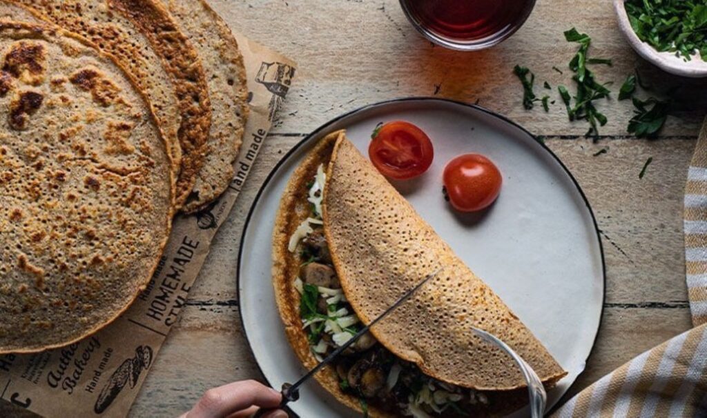 Sağlıklı bir lezzetle güne başlamak isteyenlerin favorisi olacak tarif: Karabuğdaylı glutensiz krep tarifi