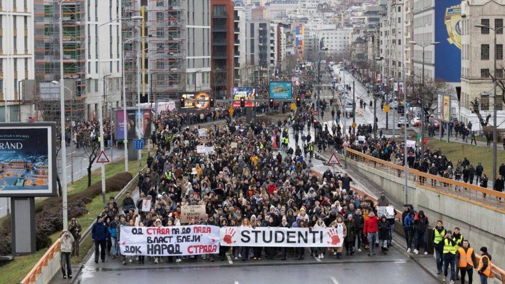 Sırbistan’da greve giden öğretmenlere öğrencilerden destek