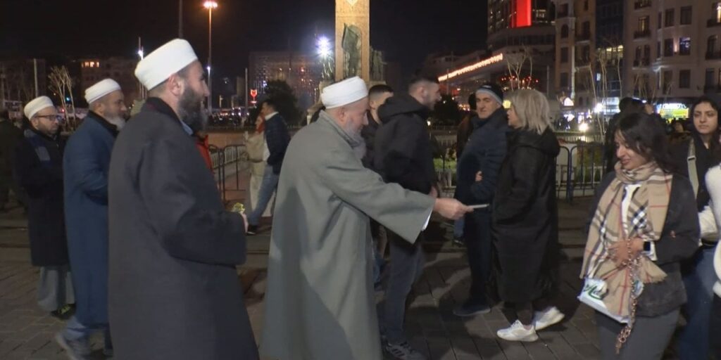 Tebliğciler Taksim’de bildiri dağıttı