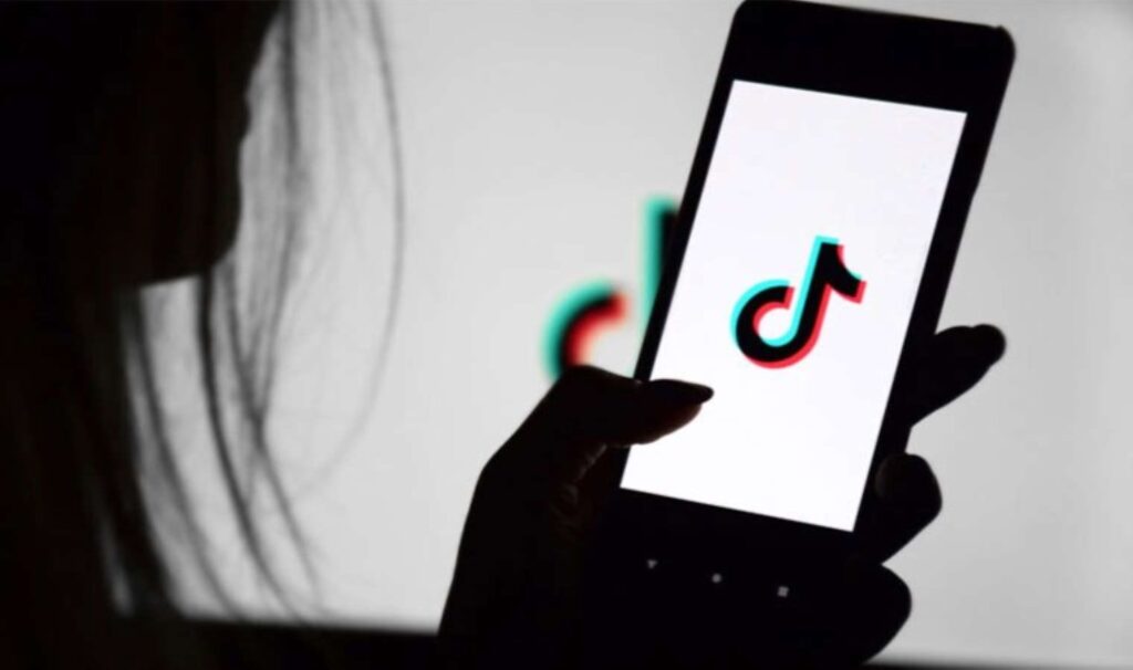 TikTok yapay zeka ile oluşturulan içerikleri etiketleyen ilk platform