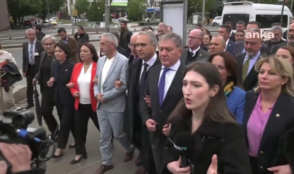 ‘Yeni müfredat’ protestosu: CHP’li vekiller Milli Eğitim Bakanlığı’na yürüdü