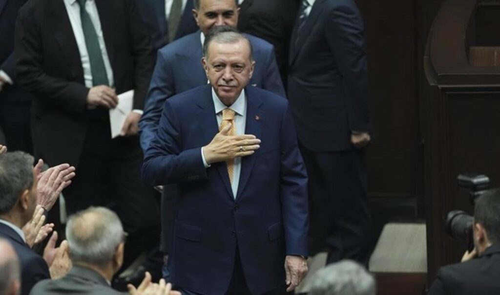 Yeni Şafak yazarından AKP’ye: ‘Kanserli hücre hızla kalbe, beyne ilerliyor’