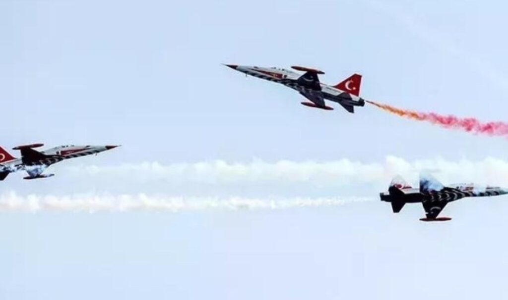 19 Mayıs Türk yıldızları ve SOLOTÜRK gösterisi saat kaçta başlayacak? 19 Mayıs Türk yıldızları ve SOLOTÜRK gösterisi nereden izlenir?