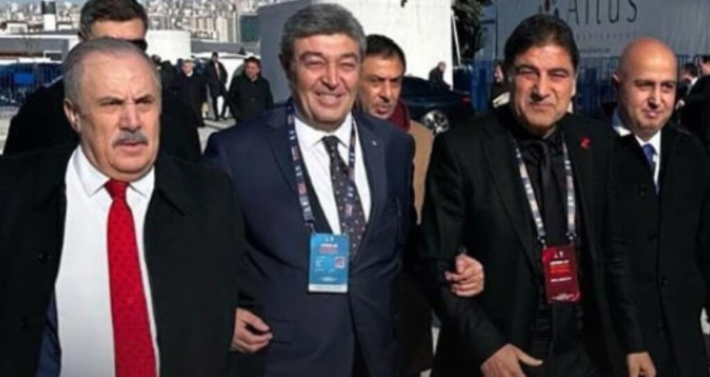 AKP’ye transfer olan vekiller el ele tutuşup poz verdi: İYİ Partilileri kızdıran fotoğraf