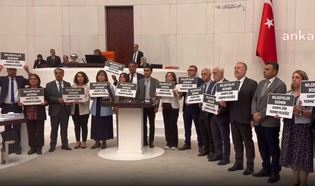 DEM Parti’den TBMM Genel Kurulu’nda ‘Hakkari’ye kayyum’ protestosu: Kürsü eylemi kararı alındı!