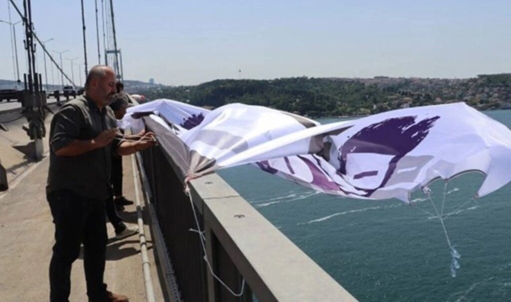 DEM Partili vekiller Boğaziçi Köprüsü’ne ‘Kayyum defol’ pankartı astı