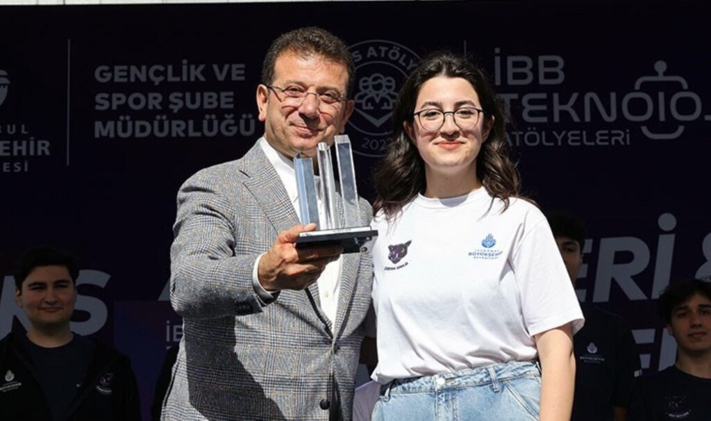 Ekrem İmamoğlu gençlerle buluştu: ‘Öğrenci yurtlarını üçe katlayacağız’