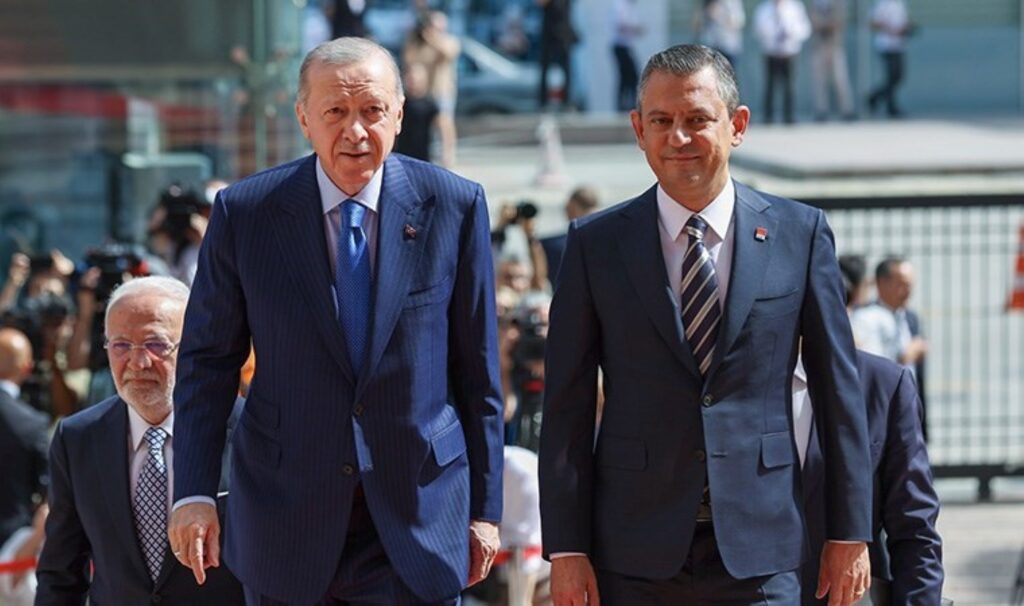 Erdoğan-Özgür Özel zirvesinde ‘kravat’ ayrıntısı
