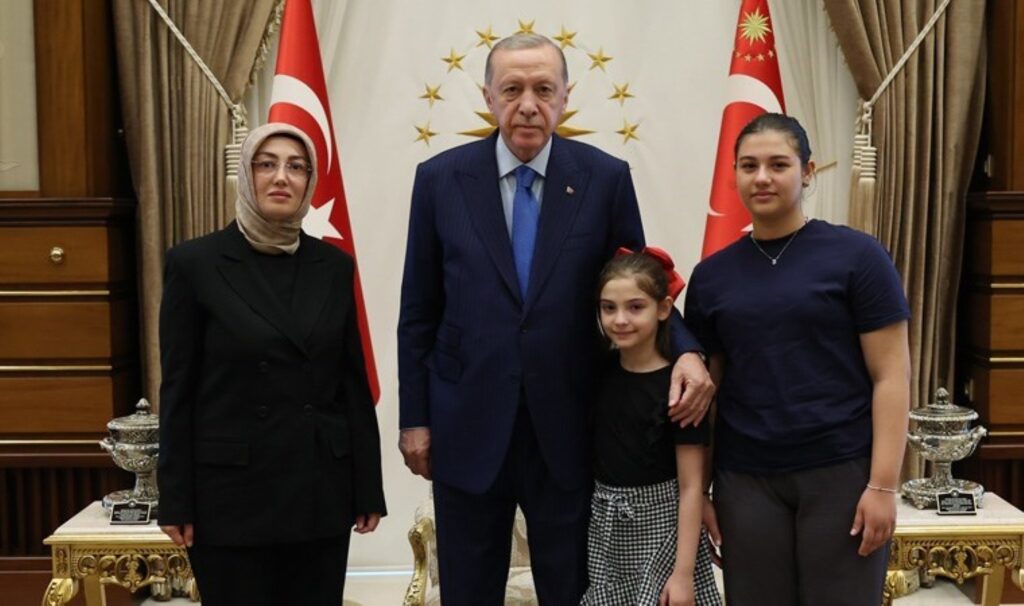 Erdoğan, Sinan Ateş’in eşi Ayşe Ateş ile görüştü… Ayşe Ateş’ten ilk açıklama: ‘Yarın ne konuşacağını düşünsün…’