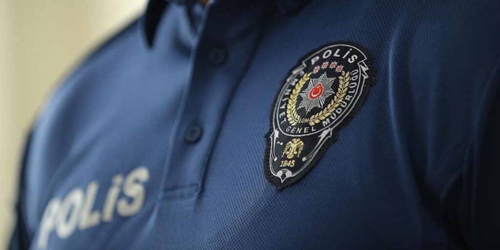 Esenyurt’ta polisin durdurduğu araçta sahte üniforma ele geçirildi