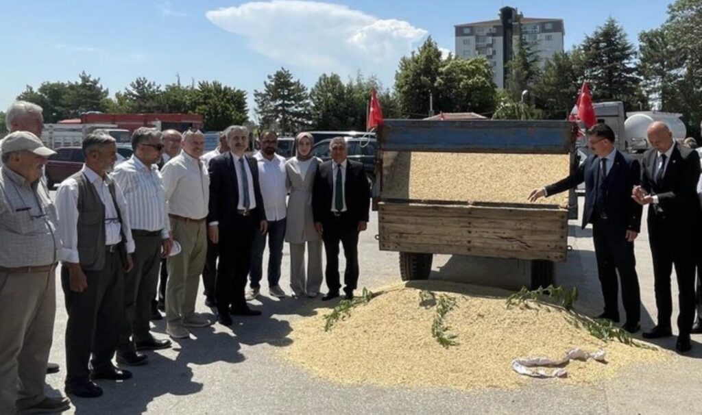 Eskişehir’de yılın ilk mahsulü kadın çiftçiden: Kilosu 75 TL’den satıldı