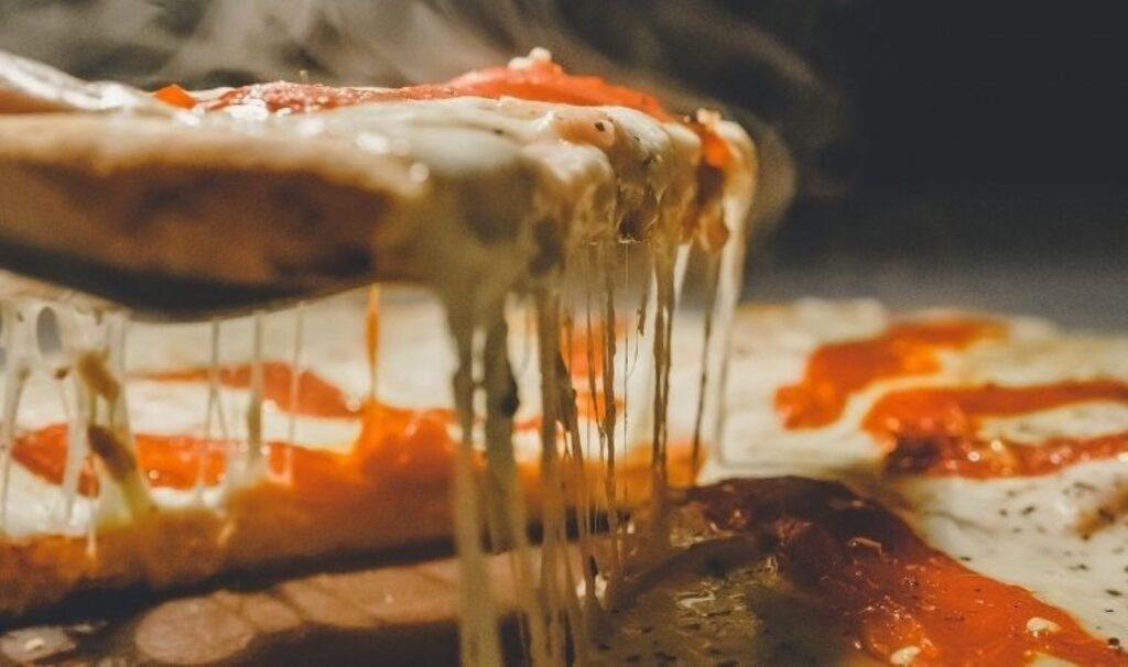Google’ın yapay zekası pizza tarifi verdi! İçine tutkal ekleyin