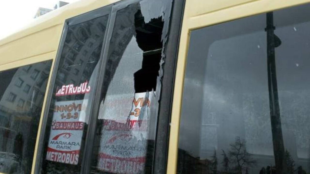 İçine taş koydukları kar toplarıyla beş aracın camını kırdılar