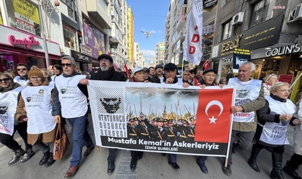 İzmir’de teğmenlerin ihracına protesto: ‘Evlatlarımızın ve değerli komutanlarımızın yanındayız’