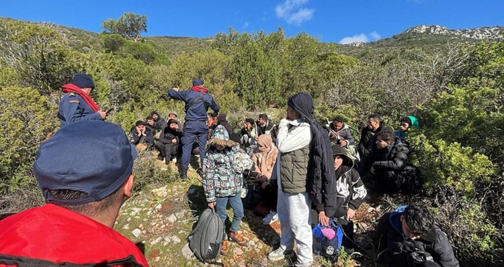Karaada‘da 34 göçmen bir göçmen kaçakçısı şüphelisi yakalandı
