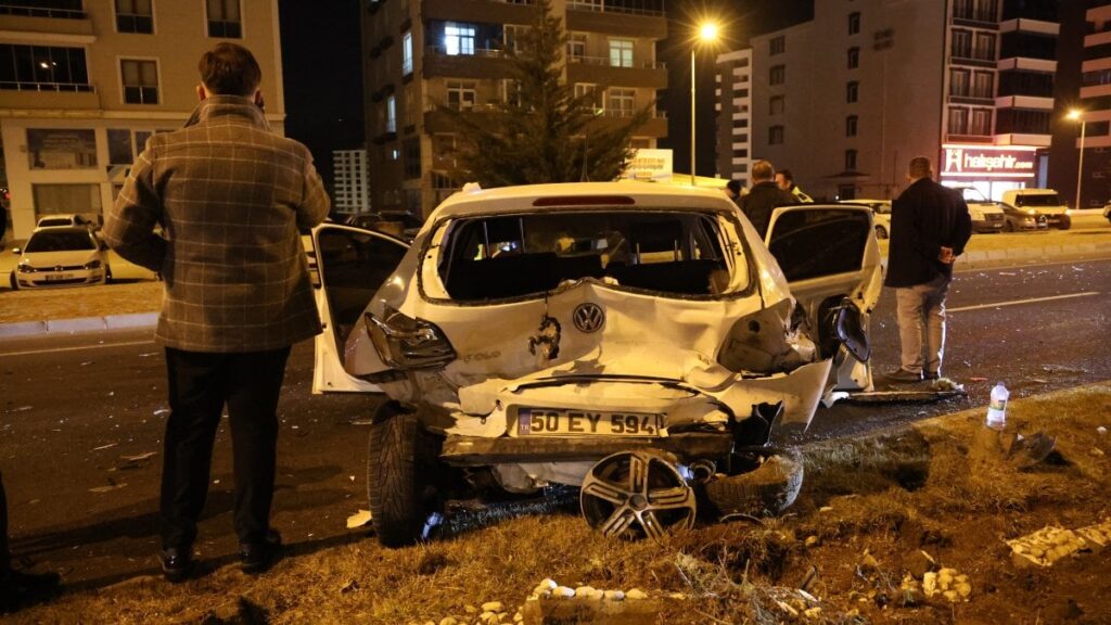 Kaza yaptı, yaralı arkadaşlarını bırakıp kaçtı