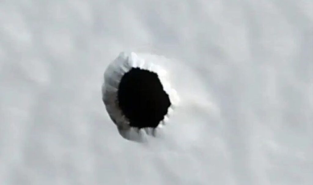 Mars’ta gizemli bir delik keşfedildi