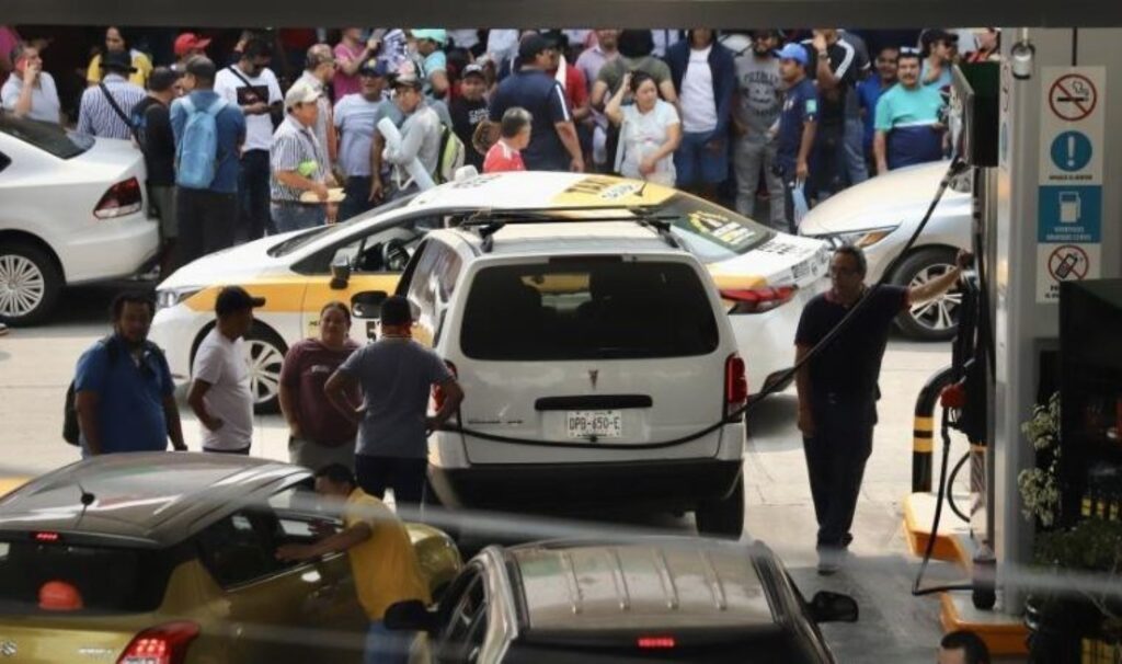 Meksika’da öğretmenler eylem için benzin istasyonlarını işgal ederek bedava yakıt dağıttı