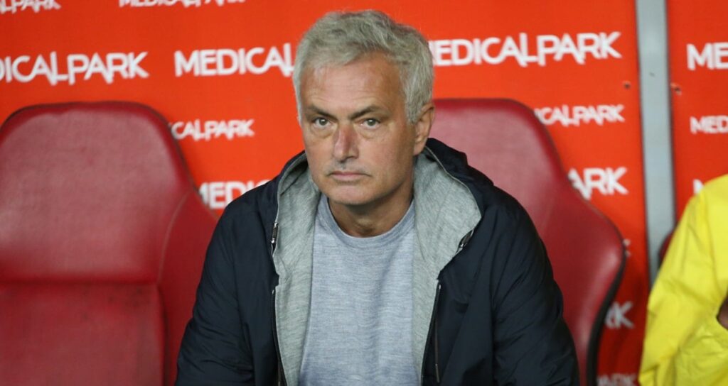 Mourinho’nun 4 maçlık cezası Avrupa’da gündem oldu!