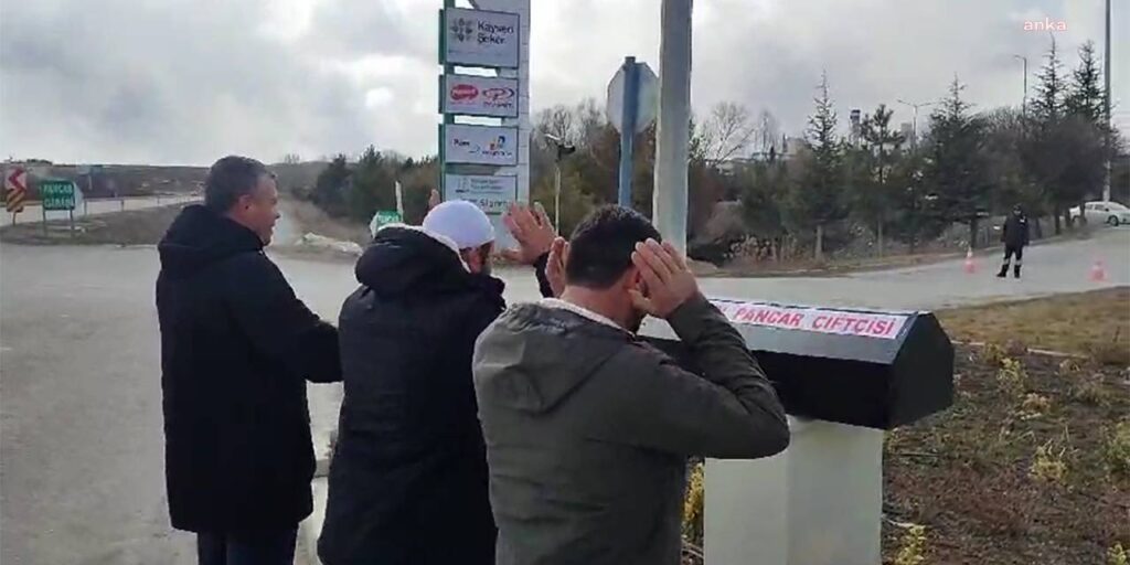 Pancar kotaları iptal edilen çiftçiler: Fabrika önüne tabut bıraktı