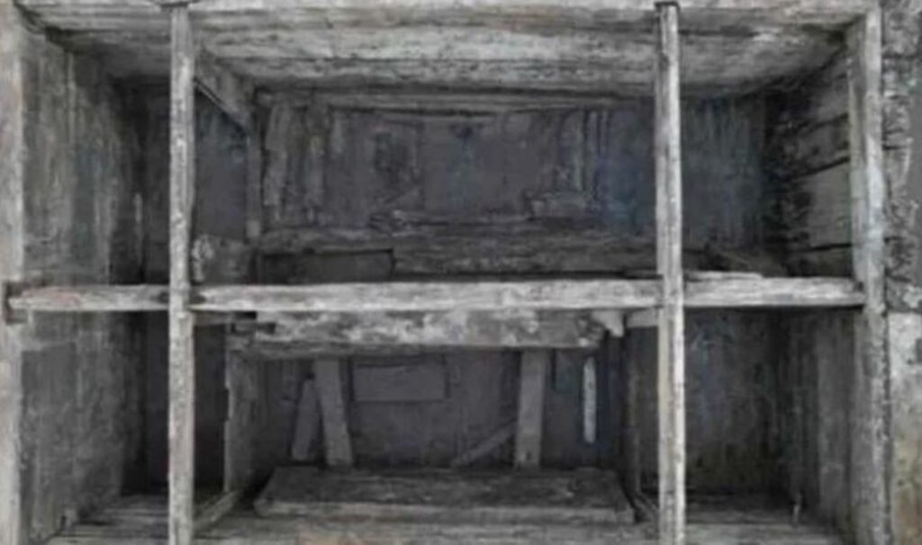 Park inşasında 1800 yıllık mezar bulundu