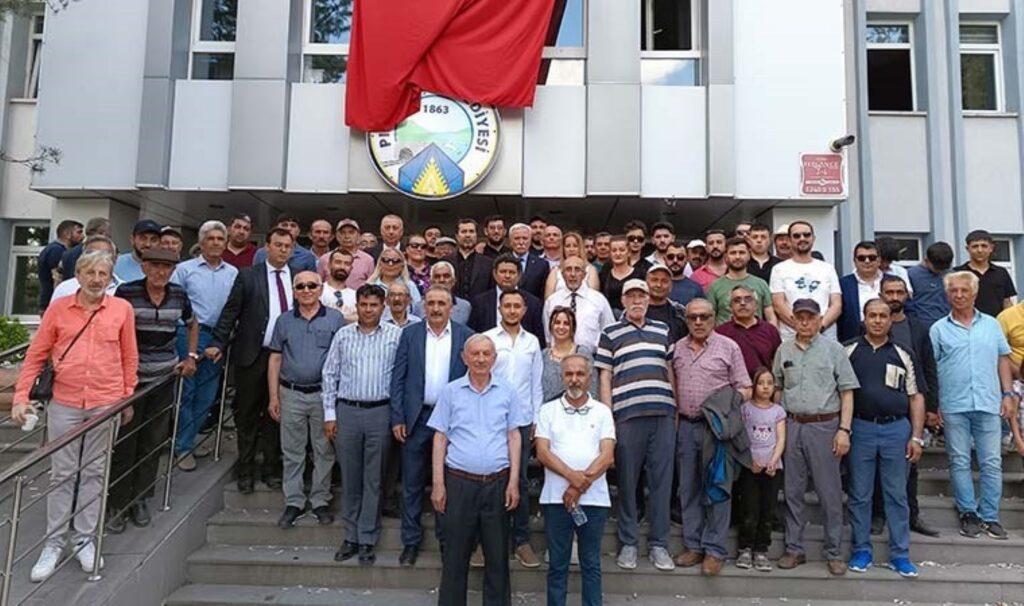 Pınarbaşı’nda yenilenen seçimi kazanan CHP’li Deniz Yağan mazbatasını aldı