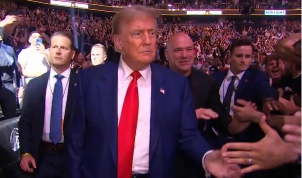 Trump’a izleyicilerden büyük övgü: UFC maçında sahneye çıktı!
