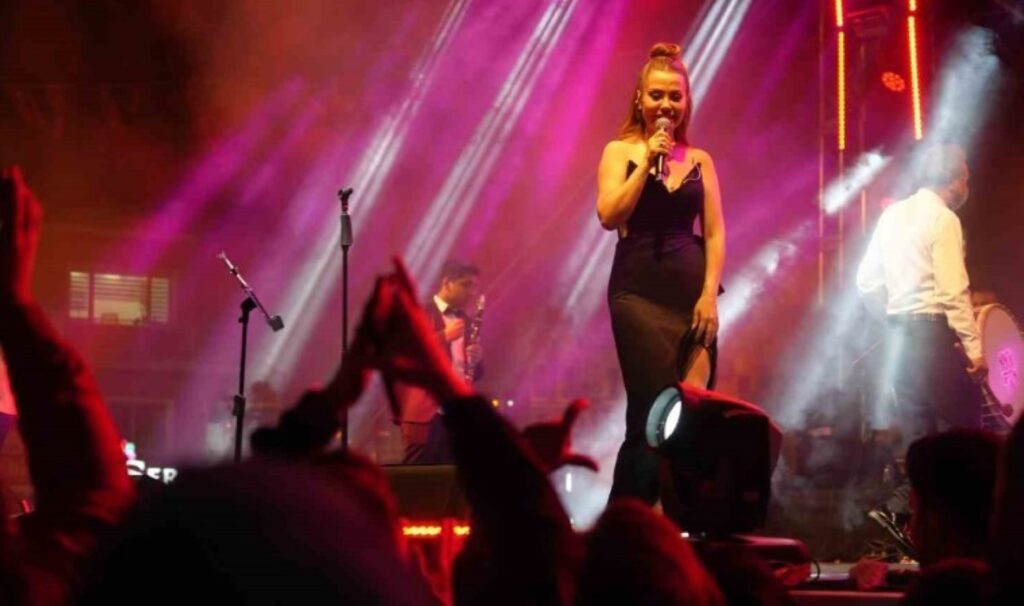 Ünlü şarkıcı Lara’nın konser verdiği sırada izdiham yaşandı: Binlerce vatandaş meydana sığmadı