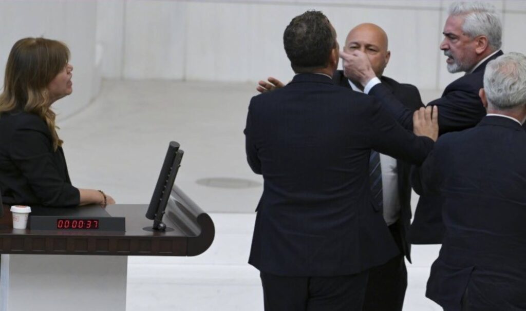 AKP’li Ensarioğlu, DEM Partili Beştaş’a TBMM’de hakaret etti