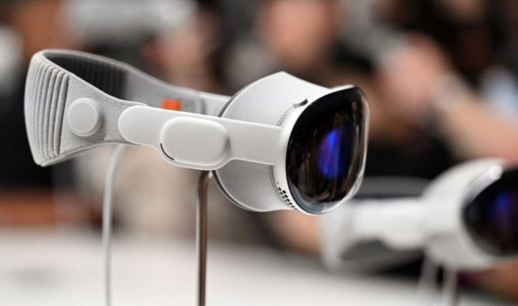 Apple, Vision Pro 2 yerine ‘uygun fiyatlı’ versiyon geliştiriyor
