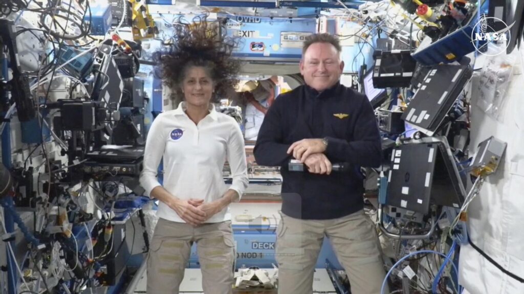 Aylardır boşlukta süzülüyorlar, operasyon başladı: Uzayda mahsur kalan 2 astronotu kurtarmak için 4 astronot gönderildi