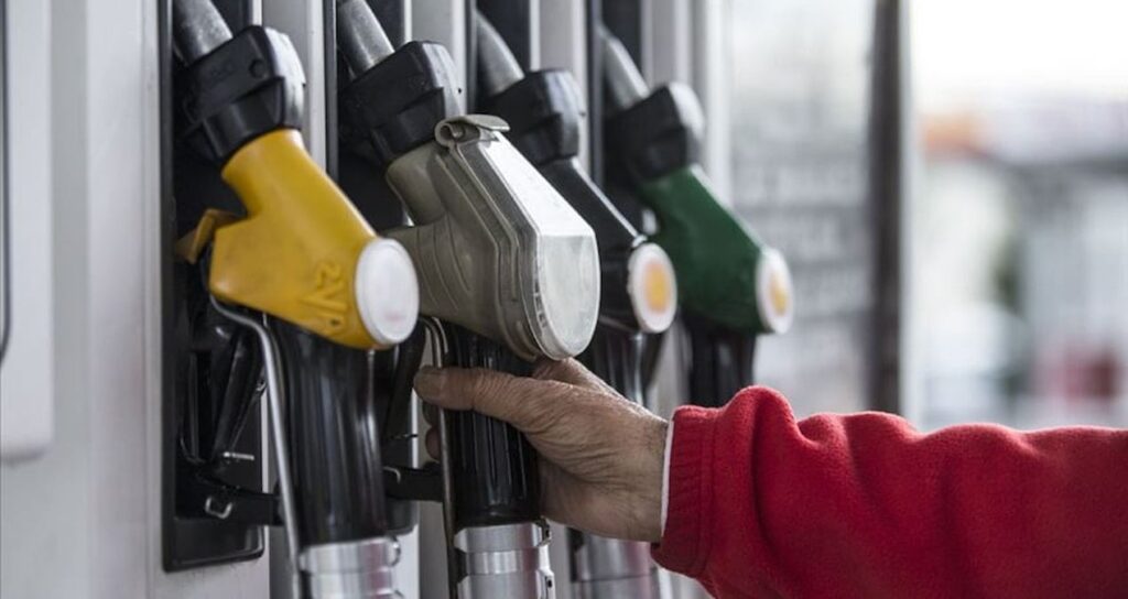 Benzine ilk zam bugün hayata geçti
