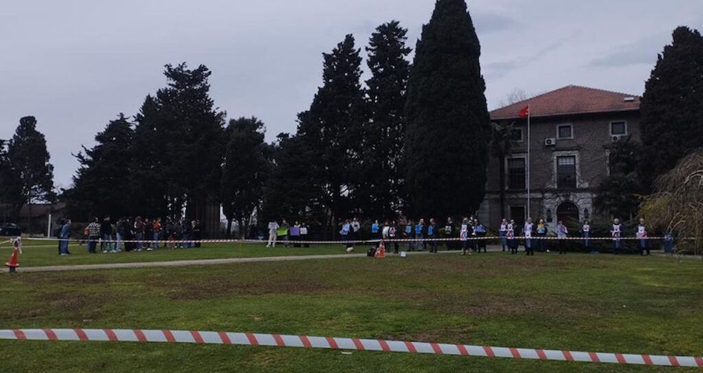 Boğaziçi’nde skandal olay! Kayyum rektör eylemi engellemek için gübre döktürdü
