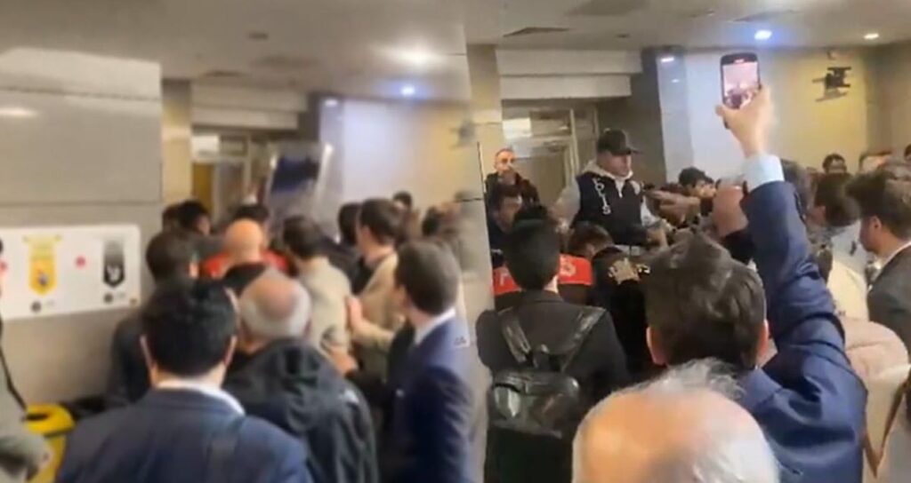 Çağlayan adliyesinde polis ve avukatlar arasında gerilim