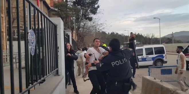 Çarşıda silah çektiler, polis merkezinin önünde orak ve bijonla saldırdılar