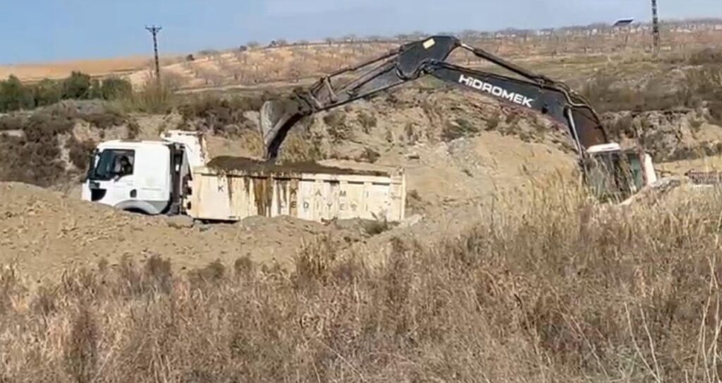 CHP’den AKP’ye geçmişti: O başkanın Fırat Nehri’nden kaçak çektiği kumu sattığı iddia edildi