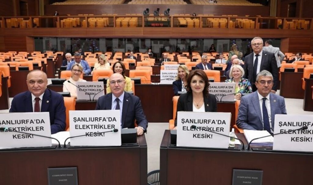 CHP’li Tanal Meclis’te Şanlıurfa’daki kesintilerle ilgili pankart açtı, parti grubu da destek verdi