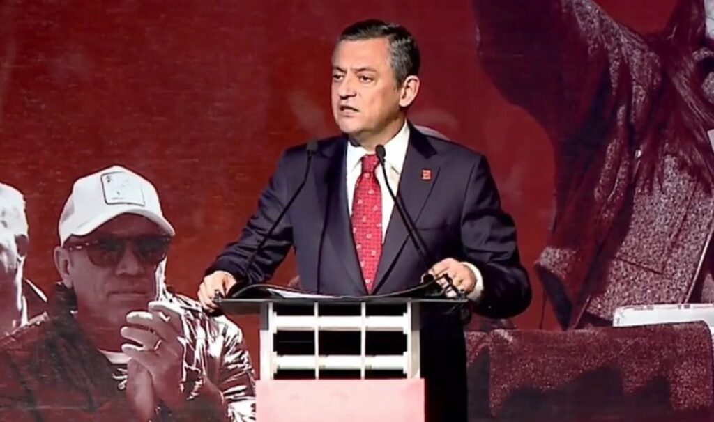CHP’nin grup toplantısı Beşiktaş’taydı… Özgür Özel savcıya seslendi: ‘Ben sana ne lakap takayım? Desem desem odun derim sana odun, odun, odun!’