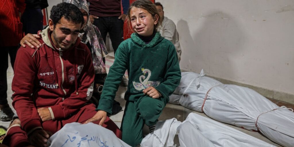 Dünyanın gözleri önünde yine çocuklar öldü