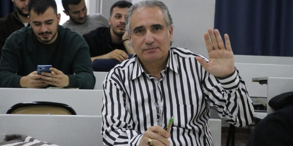Emekli Albay, oğluna moral verdiği için 27 yıl sonra üniversiteyi yeniden kazandı