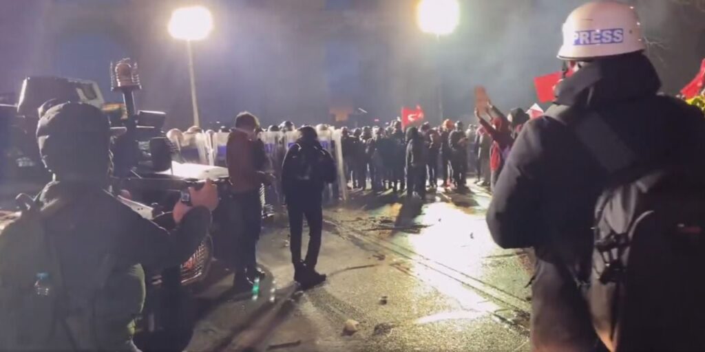 Gözaltına alnan gazeteciler adliyeye sevk edildi